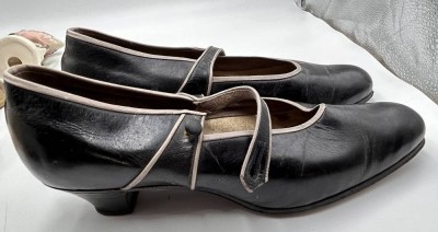 Auktion 360<br>Paar vintage Damenschuhe,40-er Jahre?, Gr. 9 [1]