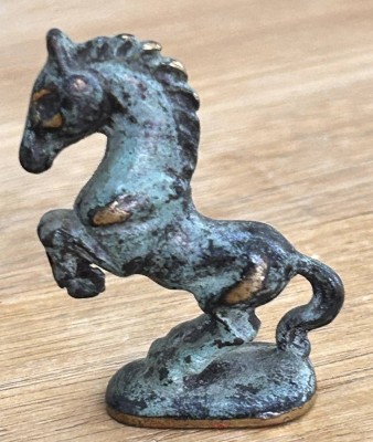 Auktion 360<br>kl. Bronzepferd, wohl Gluttöter, H-4,8 cm [1]