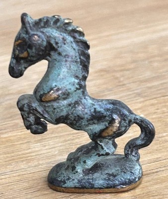 Auktion 360<br>kl. Bronzepferd, wohl Gluttöter, H-4,8 cm [1]