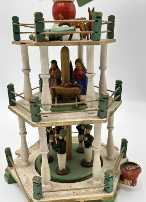 Auktion 360<br>alte Erzgebirge Weihnachtspyramide, verstaubter Kellerfund, 2  Flügel fehlen, einige Teile lose anbei, H-30 cm [1]