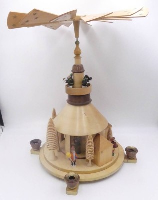 Auktion 360<br>gr. Weihnachtspyramide, Erzgebirge mit Spieluhr, komplett, H-53 cm [1]