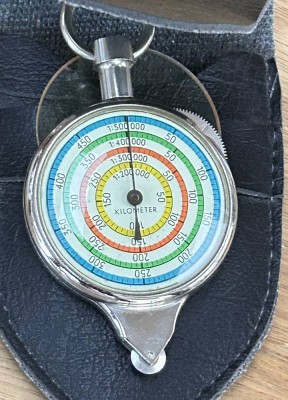 Auktion 360<br>Entfernungsmesser in orig. Lederhülle, H-7,7 cm [1]