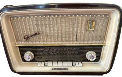 Auktion 360<br>altes Holzradio  