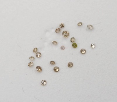 Auktion 360<br>Konvolut sehr kleiner Diamanten/Brillanten, zus. ca. 0,13ct [1]