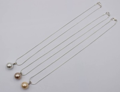 Auktion 360<br>3x Muschelkern-Perlenanhänger an versilberten Ketten [1]