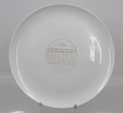 Auktion 360<br>KPM Berlin Teller, Arcadia,  Brandenburger Tor, 1.Wahl, D-26,5cm [1]