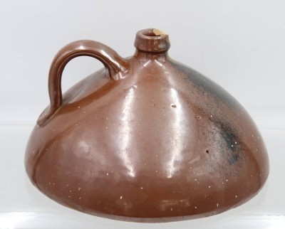 Auktion 360<br>Kruke, flach, braunes Steinzeug, älter, am Hals betossen, H-12cm D-23cm [1]