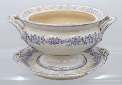 Auktion 360<br>Terrine auf Teller, Davenport, 19. Jhd., Deckelfehlt, Teller mit Bestossungen, ca. H-19cm D-30cm [1]