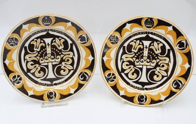 Auktion 360<br>Paar wohl Krönungsteller o.ä., Sphinx Maastricht, 1909 und 1910, je D-20cm [1]