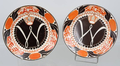 Auktion 360<br>Paar frühe Gedenkteller o.ä., Sphinx Maastricht 1898, je D-20cm [1]