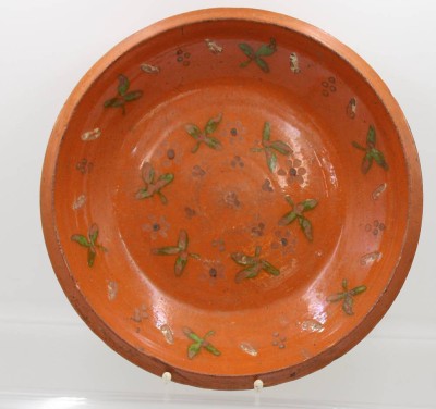 Auktion 360<br>3 Teile bäuerliche Keramik, wohl 18. Jhd., 2 gr. Schalen eine flachere, je mit Rissen (geklebt) und Bestossungen, Größte ca. h-17cm D-42cm [1]