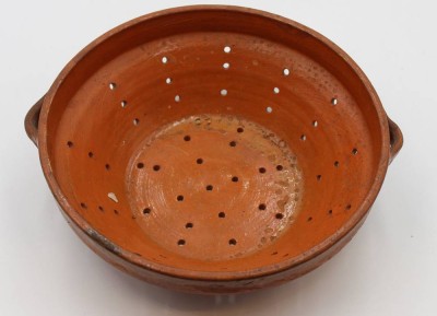 Auktion 360<br>frühe Durchschlag/Sieb, wohl um 1800, braunes Steinzeig, H-9cm D-26cm [1]