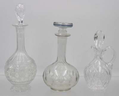 Auktion 360<br>3x kl. Karaffen, älter, 1x bestossen, ca. H-22cm [1]