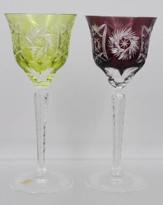 Auktion 360<br>2x Buntglas-Weingläser, Schleuderstern, ca. H-21cm [1]