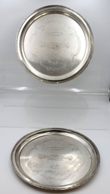 Auktion 360<br>Paar gr. Tabletts mit Werbegravuren in franz. Sprache, D-41cm, Gebrauchsspuren [1]