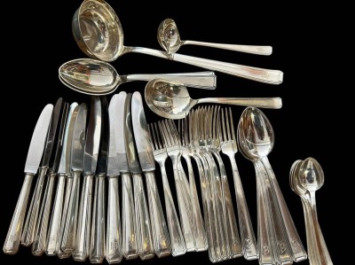 Auktion 360<br>41 tg. Art Deco Besteck für 6 Personen,  6x gr.-6x kl. Messer, 6x gr.-6x kl. Gabeln, 6x gr. Löffel, 6x Kaffeelöffel, 5 Volegeteile,  gut erhalten, 2 verschiedene Ziermonogramme [1]