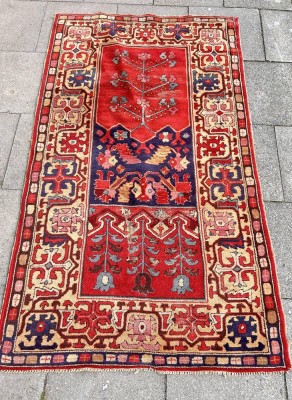 Auktion 360<br>aniker Läufer, 90x155 cm, mittig ein ca. 25 cm langer Riss, zugeklebt mit Klebeband, Altersspuren [1]