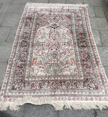 Auktion 360<br>alter Seide-Teppich, wohl Ghoum,  171x190 cm, Altersspuren [1]
