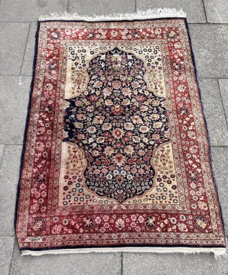 Auktion 360<br>alter persischer Seidenläufer, in Farsi signiert, wohl Isfahan,   71x110 cm, [1]