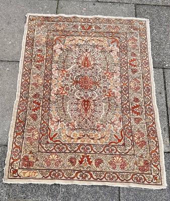 Auktion 360<br>kl. alter Seidenteppich, Persien, Isfahan, signiert ,  50x73 cm , älter [1]