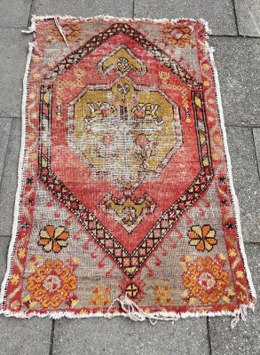 Auktion 360<br>antiker Orient-Läufer, Altersspuren, beschädigt, 58x92 cm [1]