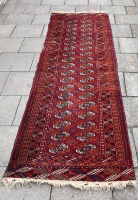 Auktion 360<br>langer Orientläufer, älter, 260x76 cm,  Ränder tw. beschädigt, Altersspuren [1]