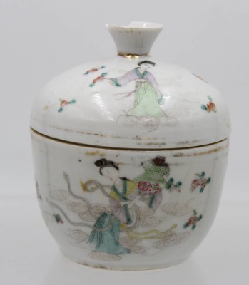 Auktion 360<br>Deckeldose, China, gemarkt, älter, Personen u. Schriftzeichen, Deckel bestossen,m ca. H-12cm D-10,5cm [1]
