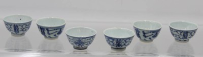 Auktion 360<br>6x wohl Sake-Schalen, blaues Dekor, wohl Japan, je ca. H-3,5cm D-6cm [1]