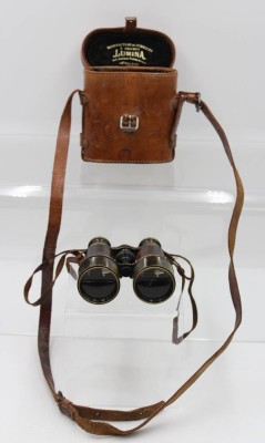 Auktion 360<br>altes Fernglas in Lederköcher, wohl Frankreich, Optik klar, Gehäuse mit Altersspuren, ca.12 x 12cm [1]