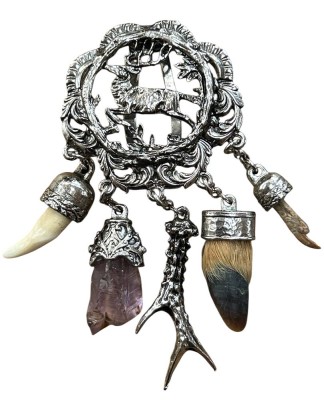 Auktion 360<br>gr. Charivari Brosche mit Anhängern Metall versilbert, ca. 70 gr, H-ca. 10 cm [1]
