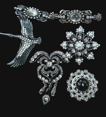 Auktion 360<br>6x  div. Broschen mit Strass-Steinen etc., Metall, tw. versilbert [1]