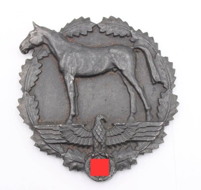 Auktion 360<br>gr. Plakette, Für Verdienste um die wehrhafte Ertüchtigung der deutschen Reiterjugend, wohl Bronze geschwärzt, 11,5 x 11cm [1]