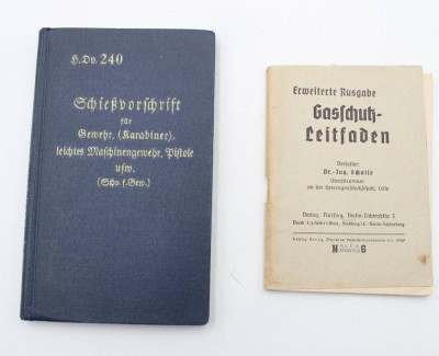 Auktion 360<br>Schießvorschrift für Gewehre etc.  1934 und Gasschutz-Leitfaden 1941 [1]