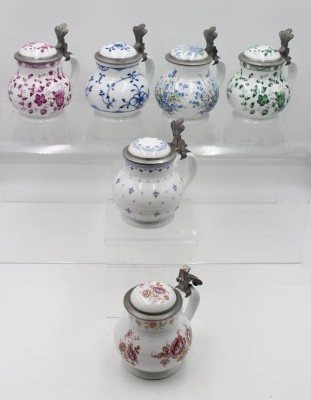 Auktion 360<br>6x div. Bierkrüge. Porzellan, Royal Tettau, Original-Modell-Alt-Tettau, farbig staffiert mit verschiedenen Motiven, 1x Deckel beschädigt, ca. H-16,5cm [1]