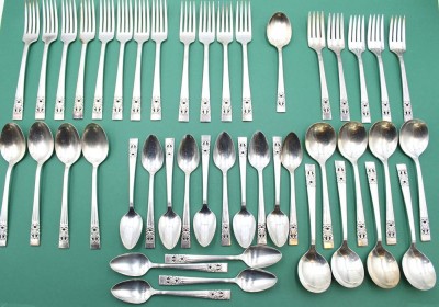 Auktion 360<br>Besteck, Community, Metall, versilbert, 12x Gabeln, 5x Kuchengabeln, 4x Esslöffel, 1x kl. Esslöffel, 8x Dessertlöffel, 14x Kaffeelöffel, 8x Messer, 4x kl. Messer, 6x Kuchengabeln, 7x Teelöffel, 3 Vorlegeteile [1]