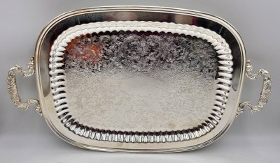 Auktion 360<br>gr. versilbertes Tablett auf vier Füsschen, , ziseliert, mit Griffen,  L-57 cm, B-35 cm, guter Zustand [1]