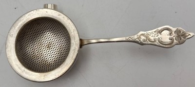 Auktion 360<br>Teesieb, versilbert, Ostfriesenmuster, L-16 cm [1]