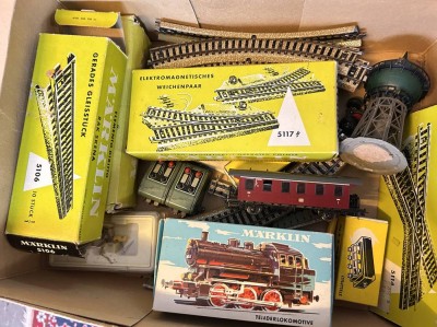 Auktion 360<br>Märklin Zug und Schienen, tw. in Karton, Pakete alle voll, Trafo etc., 2 kl. Loks, 2 Personenwagen [1]