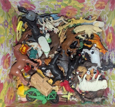Auktion 360<br>Dose voller Kunststoff-Tiere, div. Grössen und Hersteller [1]