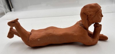 Auktion 360<br>rote Tonfigur, liegendes  Mädchen,  L-29 cm [1]
