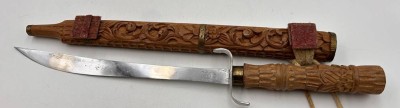 Auktion 360<br>kurzes Schwert in Holzscheide, beschnitzt, wohl Indien, L-ca. 63 cm [1]
