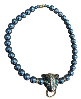 Auktion 360<br>graue Perlenkette mit Metall Raubkatzenkofpf, gemarkt 