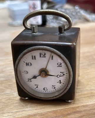 Auktion 360<br>kl. Metall Würfeluhr, Werk steht, H-7 cm mit Griff, 4,5x4,5 cm [1]