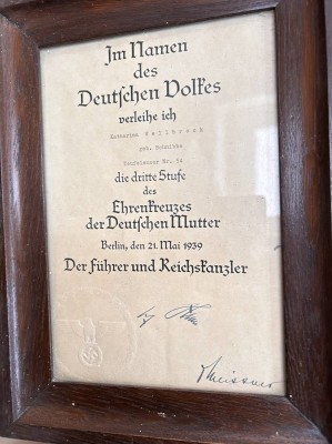 Auktion 360<br>Verleihungsurkunde für Mutterkreuz 3.Stufe, ger/Glas, RG 33x28,5 cm [1]