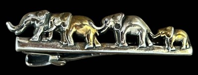 Auktion 361<br>gr. Silber-Krawattennadel mit Elefanten, 2  davon vergoldet, B-7 cm, 15,22 gr [1]