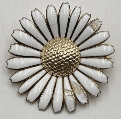 Auktion 361<br>gr. Margeriten-Brosche von Anton Michelsen, D-4,5 cm, Silber-925-, vergoldet,  weisse Emaille, beschädigt, 19 gr [1]
