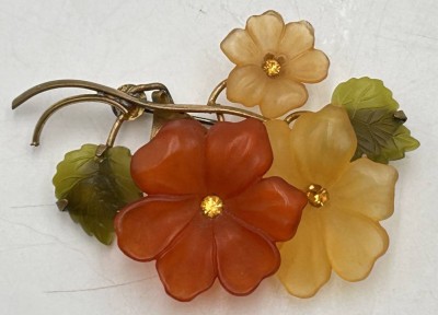 Auktion 361<br>Modeschmuck-Brosche mit Jade-Imitat Blüten und Blätter, Double, ca. 7x5 cm [1]