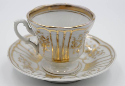 Auktion 361<br>Tasse mit U.T., 19. Jhd., KPM Krister, Goldzier, berieben, Tasse ca. H-7,8cm. U.T. kl. Chip [1]