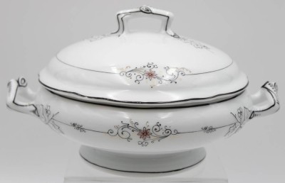Auktion 361<br>Deckelterrine, F.A.Schumann, um 1900, florale Bemalung, H-15cm D-21cm. [1]