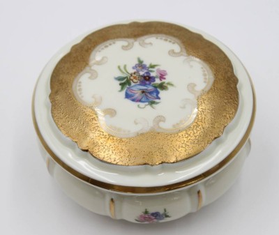 Auktion 361<br>runde Zierdose, Oscar Schlegelmilch,  Gold-u. Blumendekor, ca. H-5,5cm D-10cm [1]